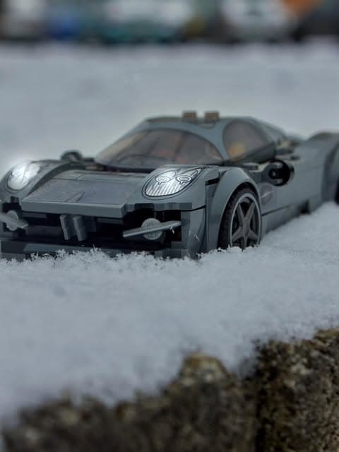 Model LEGO samochodu sportowego w śniegu